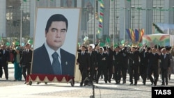Türkmənistan prezidentinin böyük portreti ictimai tədbirlərdən birində, 27 oktyabr 2007