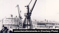 Flota era, pentru Ceaușescu, una dintre cele mai prețioase perle ale bastonului de președinte. În fotografie, la Galați se asamblează un mineralier de mare tonaj. Sursa: comunismulinromania.ro (MNIR)