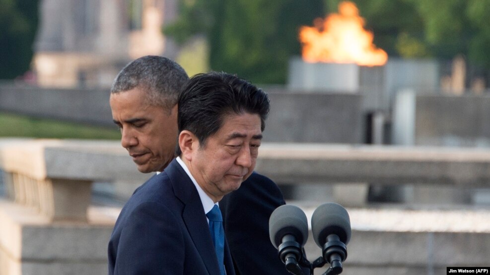 АҚШ президенті Барак Обама (сол жақта) мен Жапония премьер-министрі Синдзо Абэ. Хиросима, 27 мамыр 2016 жыл.