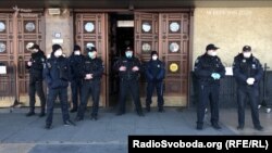 Також у поліції Києва повідомляли про те, що перевіряють кілька ТРЦ і готелів щодо «замінування»