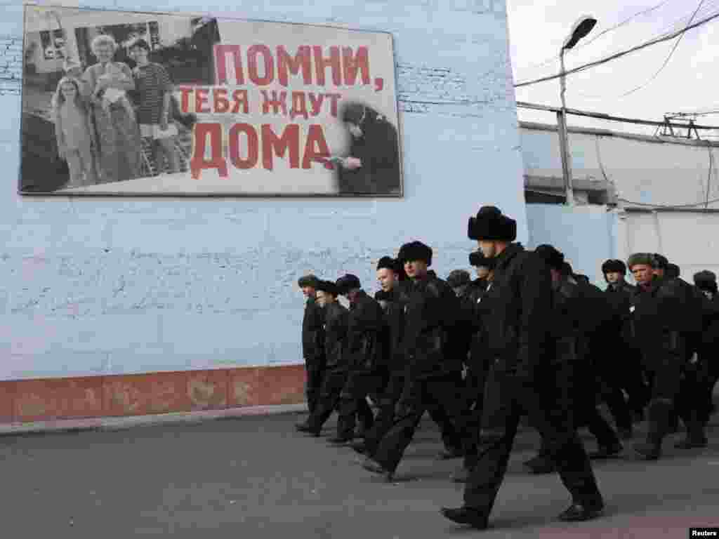 Deținuții dintr-un lagăr de lîngă Krasnozarsk merg încolonați la recensămînt - Photo by Ilya Naymushin for Reuters