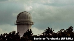 Башенный солнечный телескоп-1 (БСТ-1) в поселке Научный. Его построили в 1955 году и тогда его высота составляла 13 метров. А после реконструкции в 1973 году телескоп «вырос» до 25 метров. Фото 2012 года