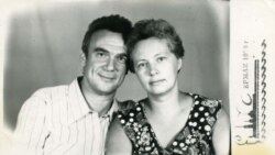 Михайло Хейфец із дружиною Раїсою, яка з побачення у таборі «вивезла», запам'ятавши, кілька поезій Стуса