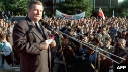 Лидер "Солидарности" Лех Валенса выступает на митинге по случаю подписания соглашения в Гданьске. 31 августа 1989 года.