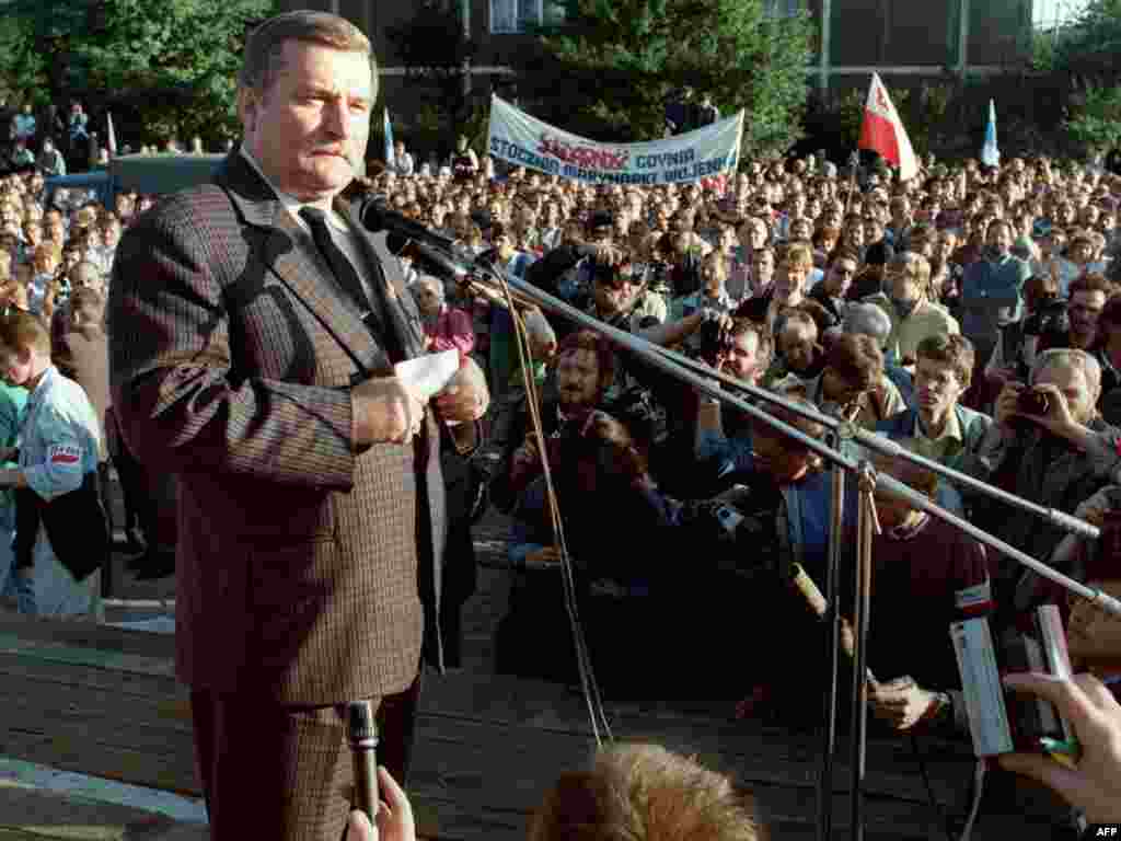 Лех Валенса виступає на мітингу біля монумента «Три хрести», спорудженого в пам’ять понад 40 робітників Гданського суднобудівного заводу, загиблих під час заворушень 1970 року, 31 серпня 1989 року.