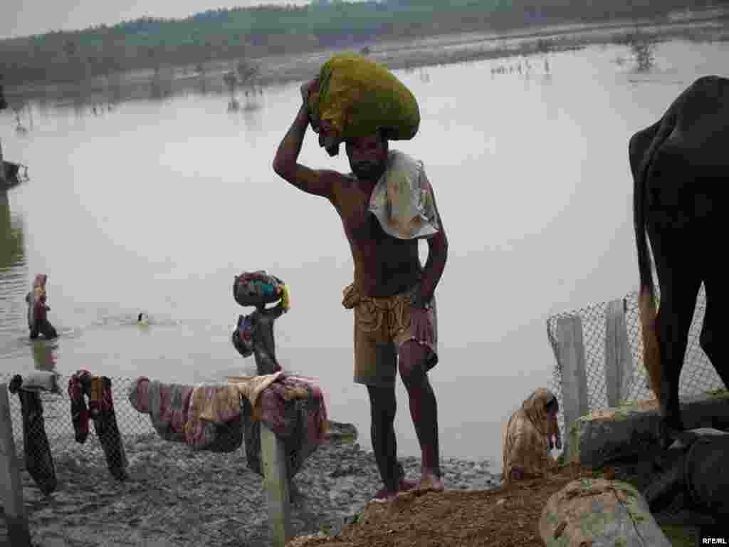 As Pakistani Floods Rage, Aid Is Slow To Come #3