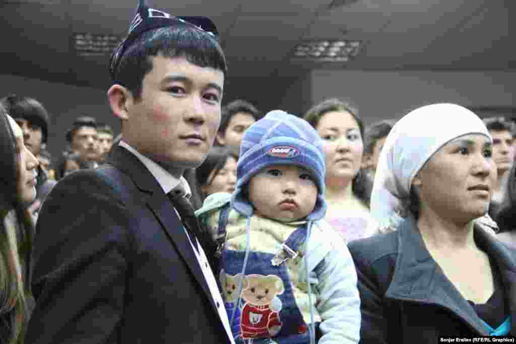 Иш-чарага Бишкектеги өзбектер, башка улуттук маданий борборлордун өкүлдөрү, студенттер жана мамлекеттик кызматкерлер чакырылган.