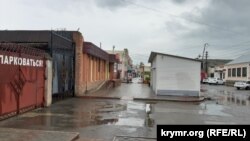 Закрытые ворота центрального рынка в Керчи, апрель 2020 года