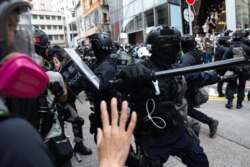 Поліція розганяє демонстрантів проти нового закону про держбезпеку в Гонконзі, 24 травня 2020 року