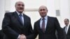 Александр Лукашенко (оң жақта) мен Владимир Путин қол алысып тұр.Мәскеу. 25 желтоқсан 2018 жыл