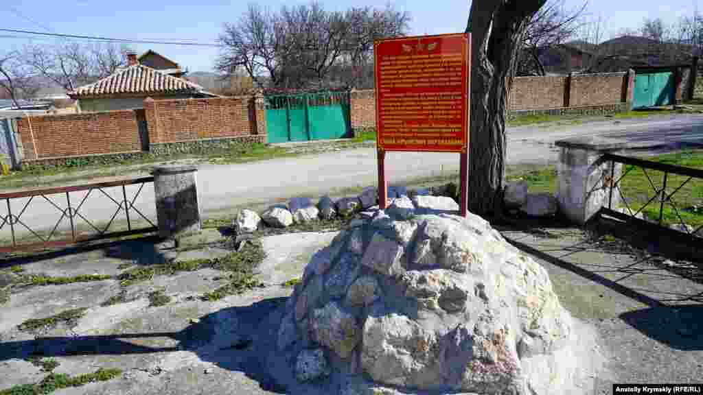 Памятный знак перед &laquo;Восходом&raquo;. Он посвящен бойцам 3-й советской партизанской бригады, которые в 1944 году сразились с немецко-румынскими силами на замерзшем озере Бараколь