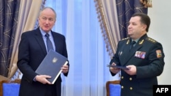 Роберт Ніколсон (л) і Степан Полторак (п) на церемонії підписання декларації, Київ, 8 грудня 2014 року