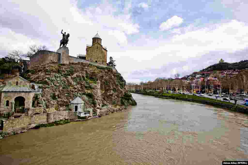 The Kura River divides the city.