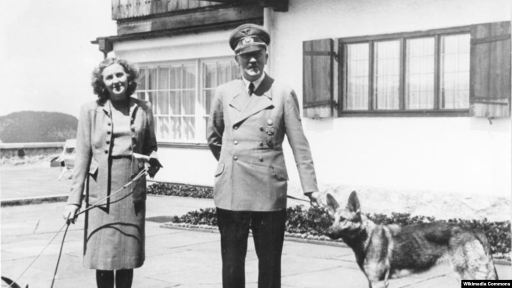 آدولف هیتلر در کنار معشوقه‌اش اوا براون