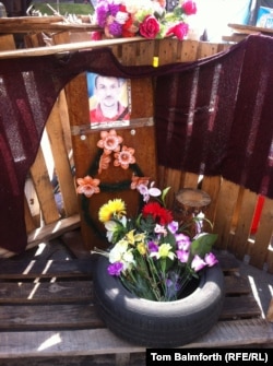 Мемориальная табличка с фотографией погибшего во время антиправительственных протестов на Майдане. Киев, 26 мая 2014 года.