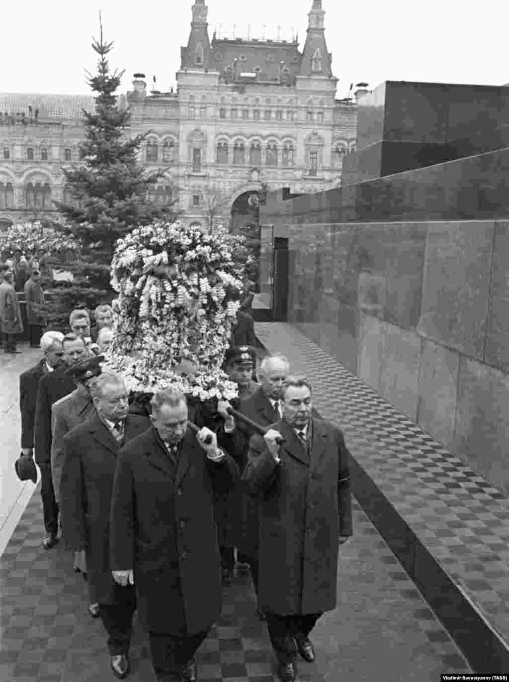 Члены Политбюро Леонид Брежнев (впереди справа) и Алексей Косыгин (впереди слева) несут урну с прахом Гагарина. &nbsp;