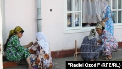 Тажикстан. "Көзү ачыкка" кезек күткөн аялдар. Сүрөт 2012-жылы тартылган.