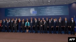 Голови держав і урядів ЄС позують для групового фото під час саміту у Брюсселі. 25 червня 2015 року