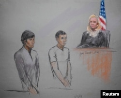 Зображення підсудних Діаса Кадирбаева (ліворуч) і Азамата Тажаякова під час попередніх судових слухань 1 травня в Бостоні