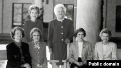 Первые леди США. Стоят: Нэнси Рейган, Барбара Буш. Сидят: Лэди Берд Джонсон, Пэт Никсон, Розалин Картер, Бэтти Форд