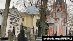 Справа капліца на могілках Росы ў Вільні, дзе пахаваныя паўстанцы Каліноўскага і ён сам.