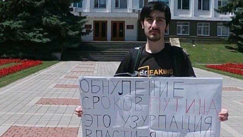 "Еще раз выйдешь с плакатом против Путина, то мы тебя убьём". Почему оппозиционер Ронни уехал из Ставрополья?