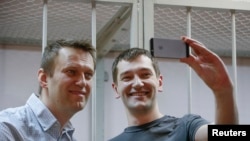 Алексей и Олег Навальные в Замоскворецком суде Москвы в день оглашения приговора по делу "Ив Роше", 30 декабря 2014 года
