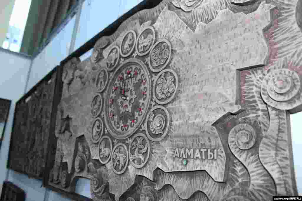 Мастер Якия Ауельбеков изготовил эти часы на карте Казахстана из дерева.&nbsp;