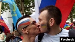Булат Барантаев и его друг Артем на гей-параде в Берлине