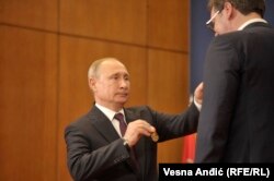 Володимир Путін в момент нагородження орденом Александара Вучича
