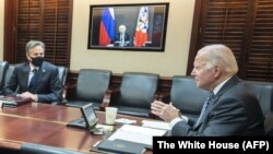 Президент США Джо Байден розмовляє по відеозв'язку із президентом Росії Володимиром Путіним із кабінета у Білому домі. За розмовою спостерігає держсекретар США Ентоні Блінкен. Вашингтон. 07 грудня 2021 року