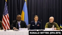 Secretarul de stat american al Apărării, Lloyd J. Austin (stânga), alături de omologul său ucrainean, Oleksii Reznikov (dreapta), în timpul întâlnirii de pe 26 aprilie 2022 de la baza aeriană Ramstein din Germania.