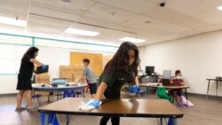 Дезинфекция в кабинете начальной школы после возобновления очного обучения в Фениксе, США. 17 августа 2020 года.