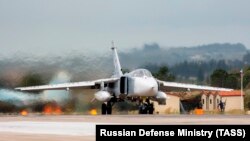 Российский истребитель Су-24 вылетает из сирийской авиабазы Хмеймим, 16 марта 2016 года.