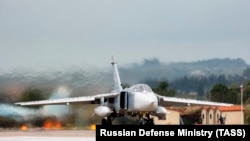 Российский бомбардировщик Су-24 перед отправкой из Сирии в Россию