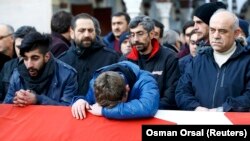 На пахаваньні аднаго з загінулых падчас узброенага нападу ў начным клюбе Reina ў Стамбуле 