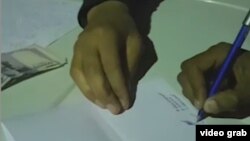 Свидетель подписывает пустой бланк протокола. Скриншот с видео.