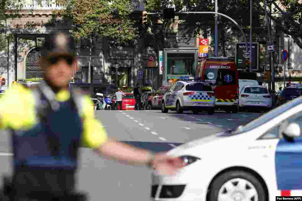 Испанская полиция проводит масштабную антитеррористическую операцию после нападения в Барселоне.