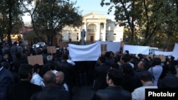 Armenia - Supporters of the slain Proshian village Mayor Hrach Muradian demonstrate outside the presidential palace in Yerevan, 29Oct2013.