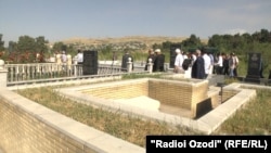 Похороны Рахима Масова на кладбище в Лучобе, 22 июня 2018 года