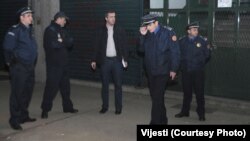Policajci na mjestu na kojem je napadnuta novinarka "Vijesti" Olivera Lakić, foto: Vijesti