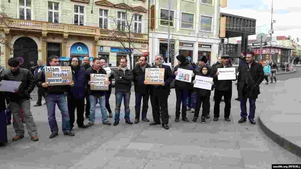 Прагадағы шараға қатысушылар редакцияға жасалған террорлық шабуылды айыптады. 