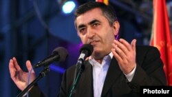 Armenia - Armen Rustamian, a leader of the opposition Armenian Revolutionary Federation, addresses a campaign rally in Yerevan, 10Apr2012.