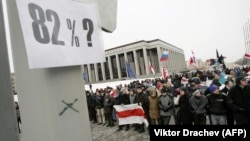 Пратэставы лягер на Кастрычніцкай плошчы ў Менску. 21 сакавіка 2006