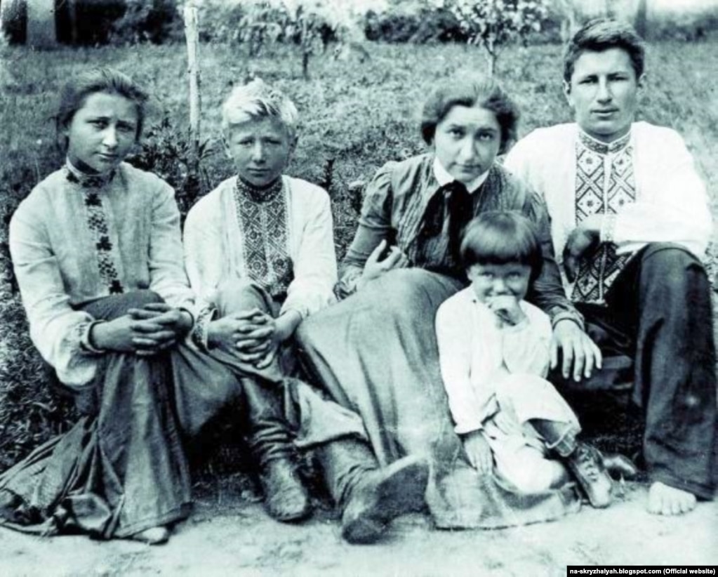 Діти Євгена Чикаленка (зліва направо): Вікторія, Петро, Ганна, Іван, Левко. Село Кононівка на Полтавщині, 1905 рік