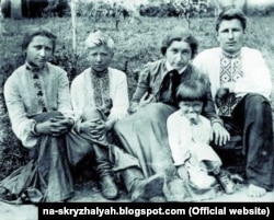 Діти Євгена Чикаленка (зліва направо): Вікторія, Петро, Ганна, Іван, Левко. Село Кононівка на Полтавщині, 1905 рік