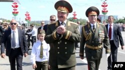 Александр Лукашенко ва писараш Николай дар падади рӯзи истиқлолият