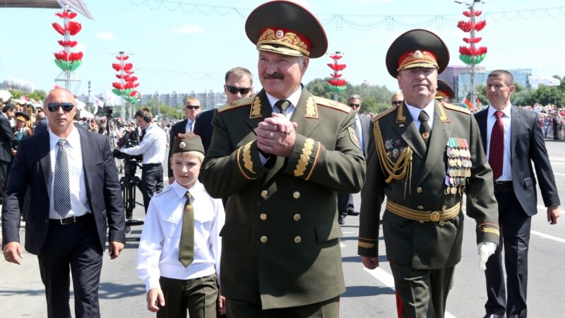 Лукашенко гуфт, ки дар сурати ҷанг ҳар шаҳрвандро мусаллаҳ хоҳад кард