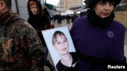 Жінка тримає фото Тетяни Хакімової, вбитої 29 грудня внаслідок теракту на вокзалі, Волгоград, 2 січня 2014 року