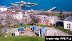 На схилі гори Мітрідат встановлюють тимчасові вагончики для персоналу і важку техніку